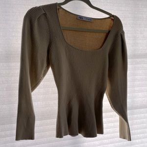 Knitwear with puffy shoulders